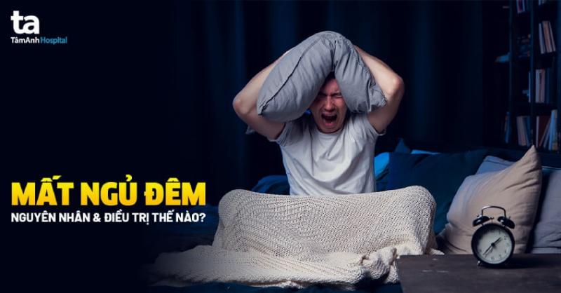 Ảnh minh họa cảnh một người đang thức khuya và ăn đồ ăn vặt vào ban đêm, biểu thị mối liên hệ giữa thức đêm và việc ăn đêm không lành mạnh.